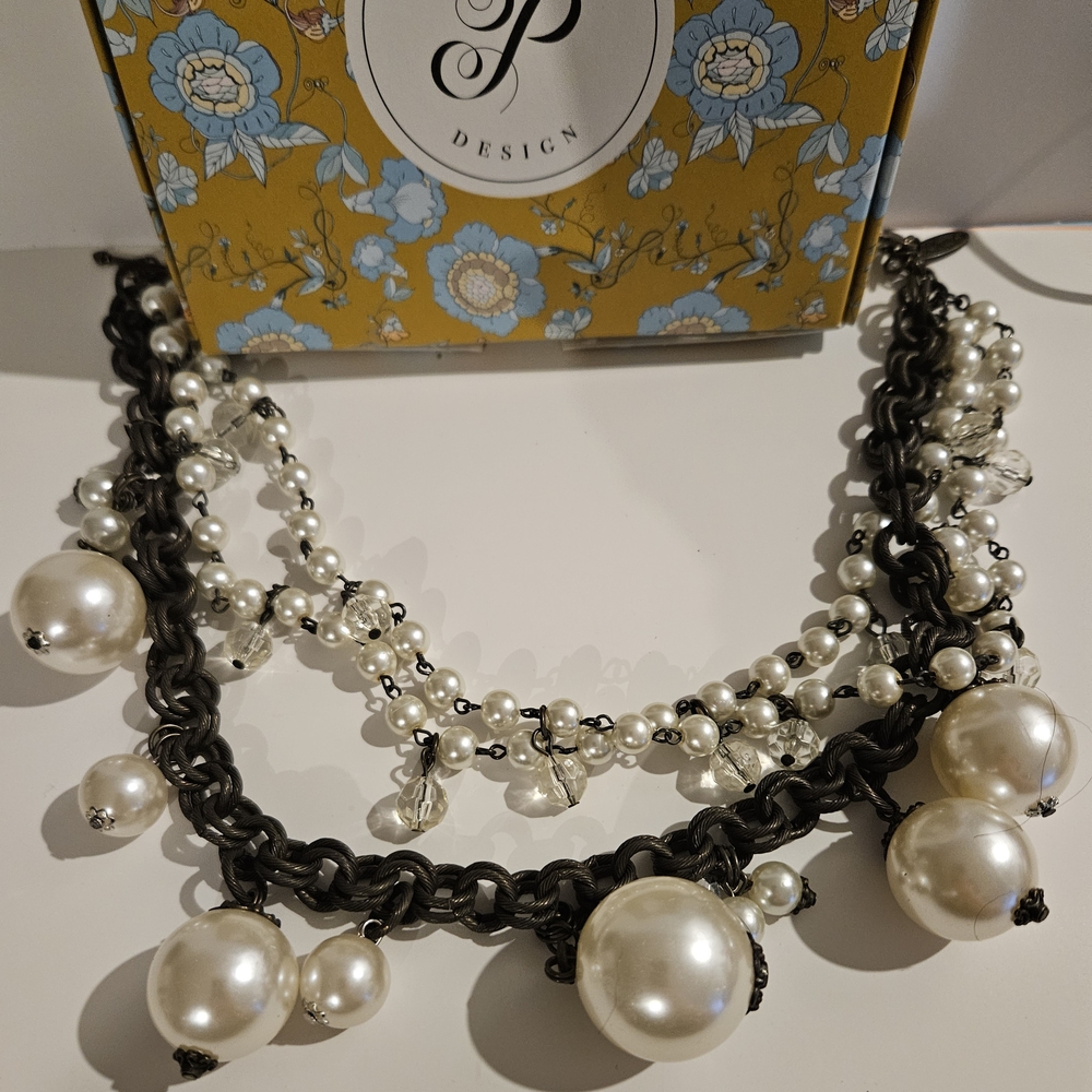 Elegant Pearl Necklace with Black Accents